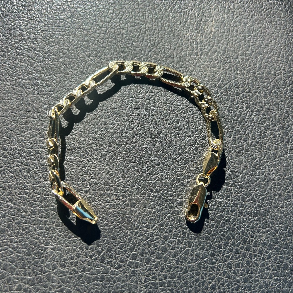 7.5” 18k gold filled figaro bracelet